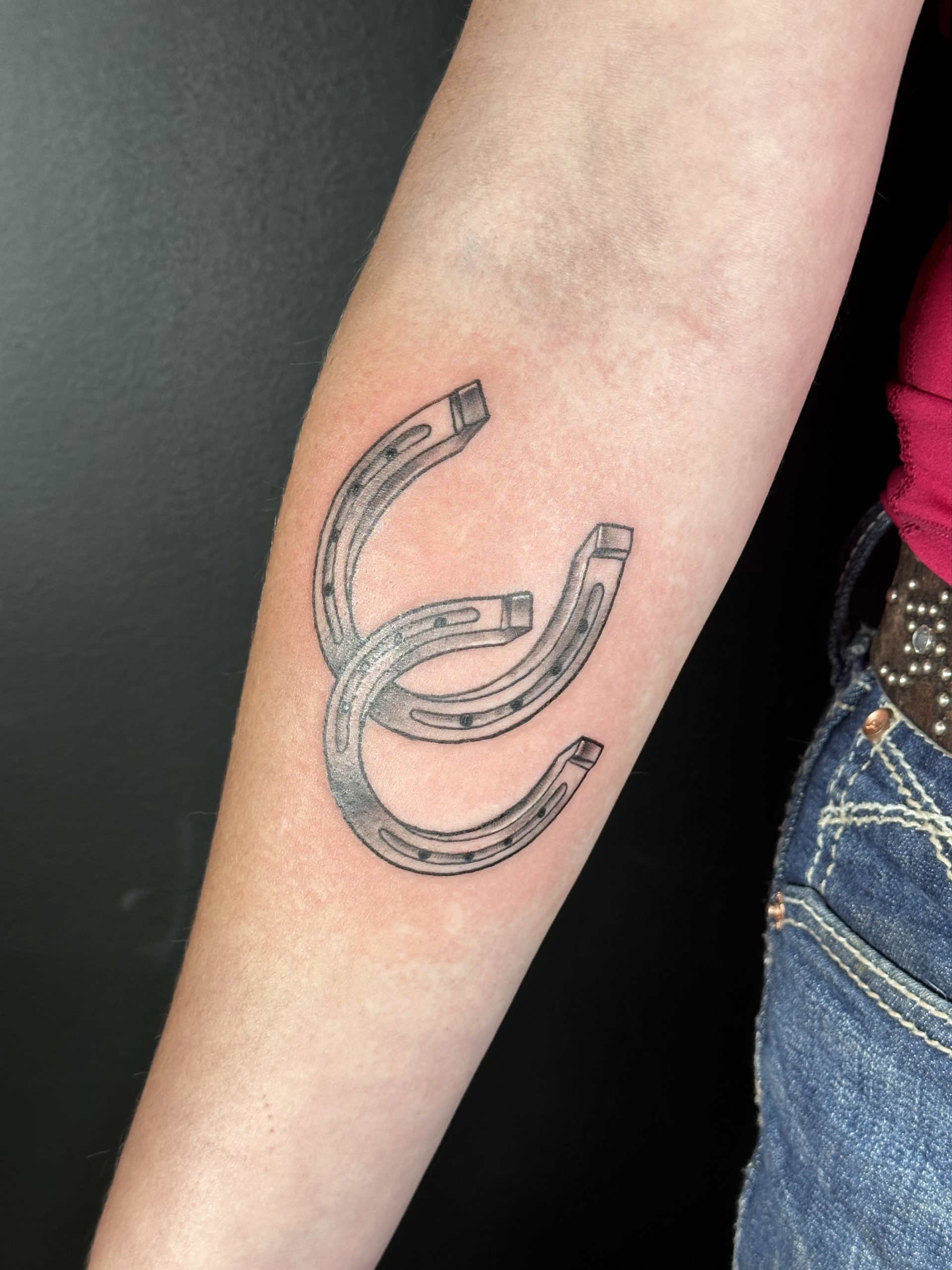 Picture of a traditional horseshoes tattoo.