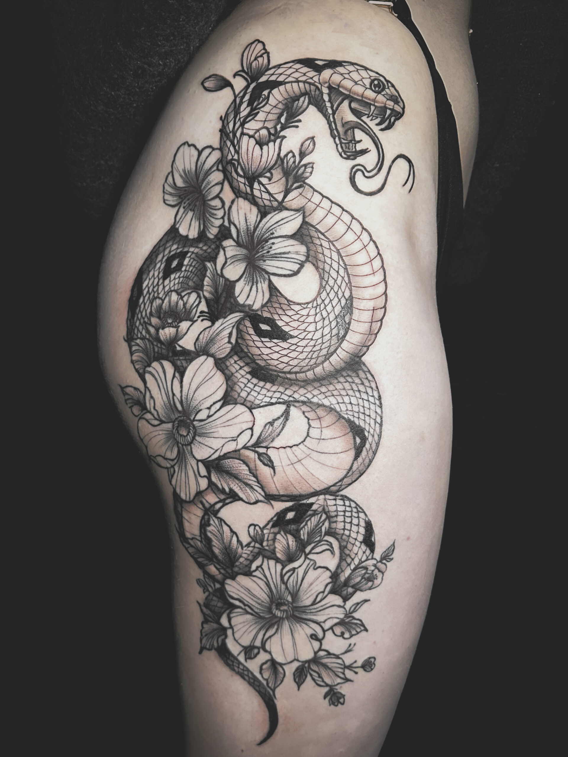 Thigh black and grey tattoo snake and flowers